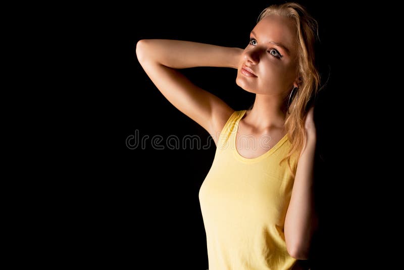 Blond gullig flickalook som kopplar av sinnligt barn royaltyfri bild