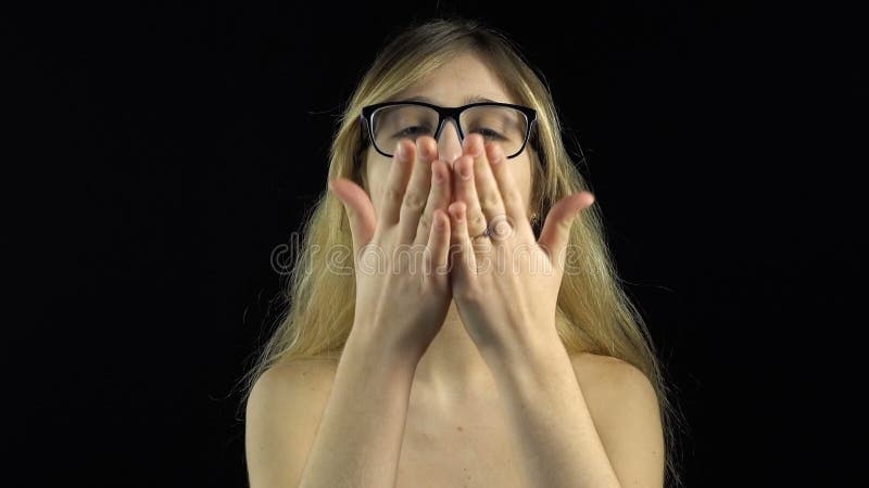 Blond kussend meisje stock video