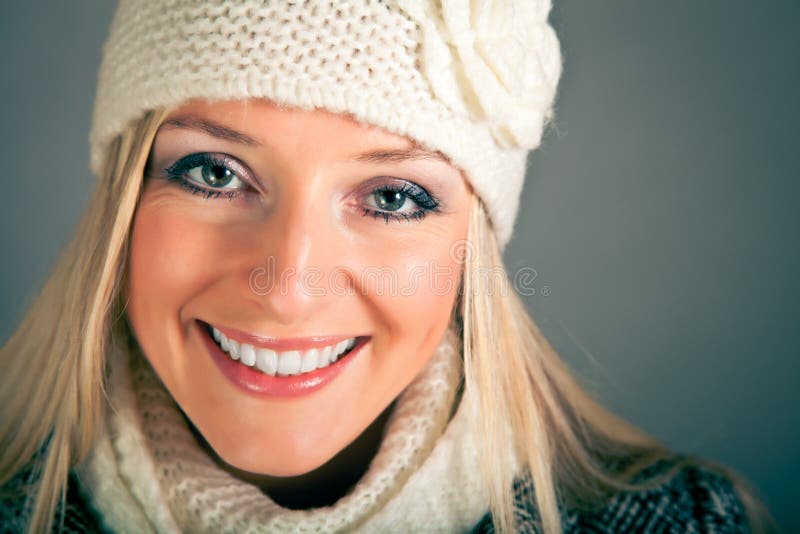 blond kvinna för kläderståendevinter arkivbild blond kvinna för kläderståendevinter arkivbild