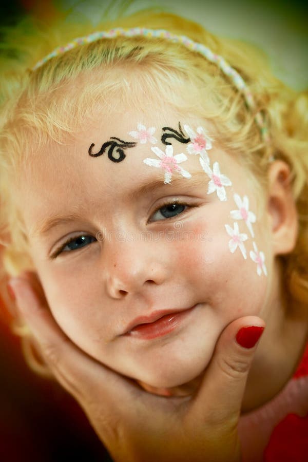 Blond la peinture de visage de fille observée petit par bleu sourit images stock Blond la peinture de visage de fille observée petit par bleu sourit images stock