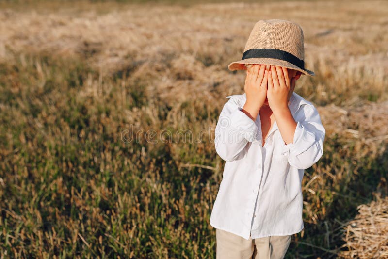 Hat playing. Шляпа соломенная для мальчика. Фотосессия мальчик в соломенной шляпе. Юноши в соломенных шляпах. Пацан в соломенной шляпе.