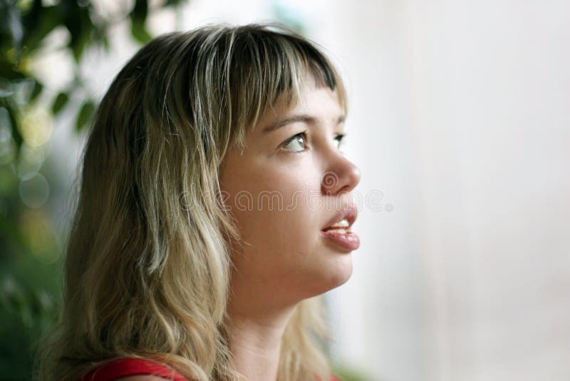 Blond meisje dat omhoog kijkt stock afbeeldingen Blond meisje dat omhoog kijkt stock afbeeldingen