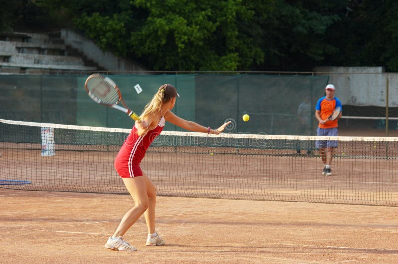 Blond meisjes speeltennis stock afbeeldingen Blond meisjes speeltennis stock afbeeldingen