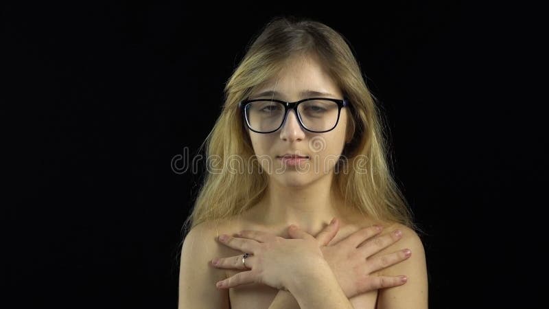 Blond schuw meisje stock videobeelden