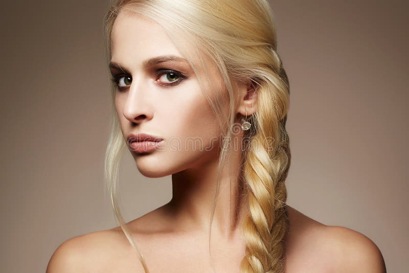 Blond sexy meisje met gezond haar stock foto's Blond sexy meisje met gezond haar stock foto's