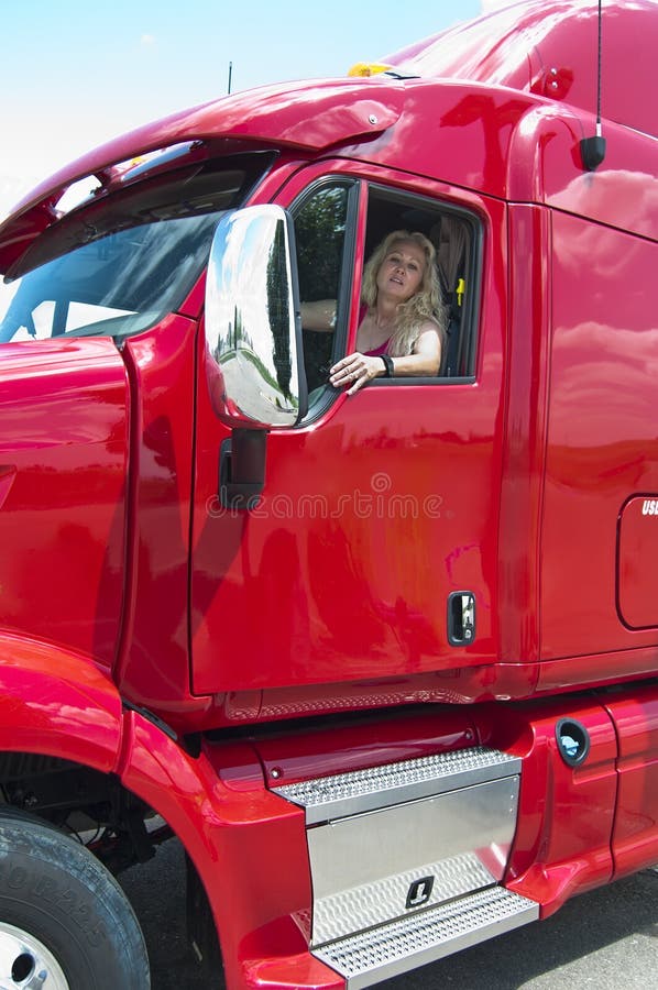blond truckdriverkvinna arkivbild blond truckdriverkvinna arkivbild