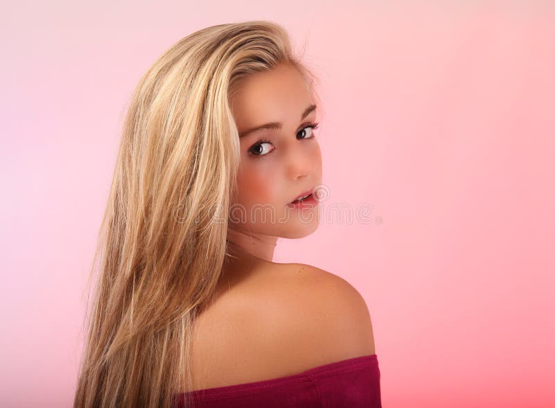 Blonde adolescente hermoso en estudio fotografía de archivo libre de regalías