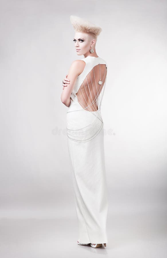 Blonde attraktive Frau im Kleid mit dem kreativen Haar lizenzfreie stockbilder Blonde attraktive Frau im Kleid mit dem kreativen Haar lizenzfreie stockbilder