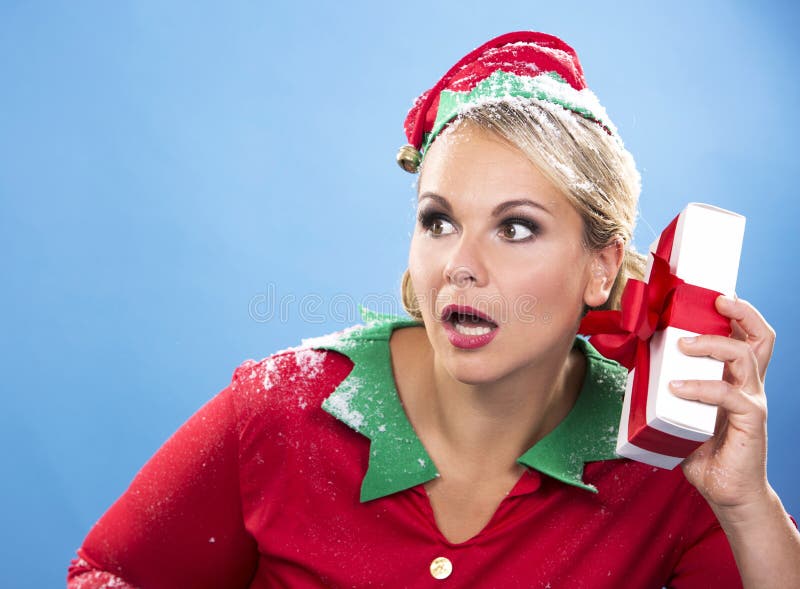 Blonde Elfenfrau, die Geschenk hält lizenzfreies stockbild Blonde Elfenfrau, die Geschenk hält lizenzfreies stockbild