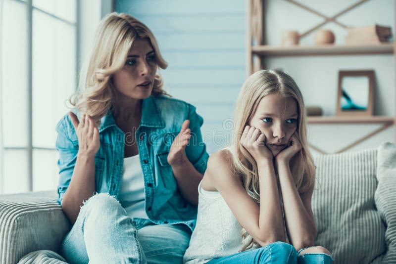 Blonde erwachsene Mutter holt oben frechen Mädchenjugendlichen lizenzfreies stockfoto Blonde erwachsene Mutter holt oben frechen Mädchenjugendlichen lizenzfreies stockfoto