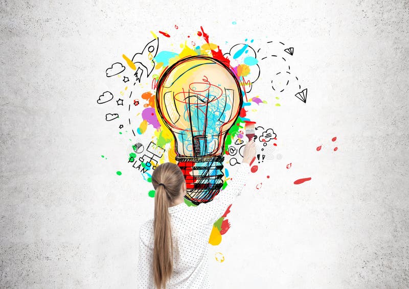 Blonde Frau, die eine Glühlampe zeichnet stockfotos Blonde Frau, die eine Glühlampe zeichnet stockfotos