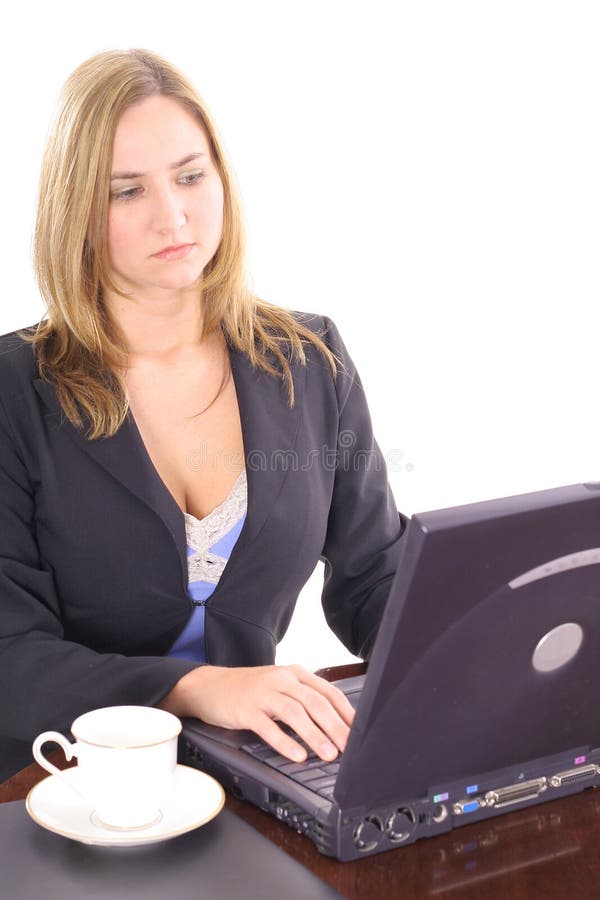 Blonde Frau, die eMail sendet lizenzfreies stockbild Blonde Frau, die eMail sendet lizenzfreies stockbild