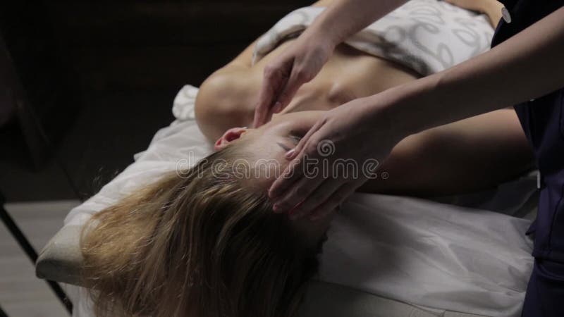 Blonde-Frau, die im Spa-Bereich Kopfmassage erhält Konzeption der Ostmedizin, Tai-Massage