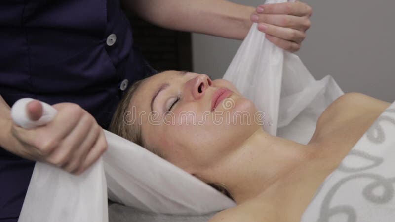 Blonde-Frau, die im Spa-Bereich Kopfmassage erhält Konzeption der Ostmedizin, Tai-Massage