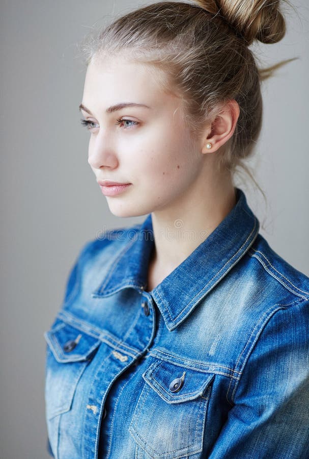Blonde Frau gekleidet in einer Denimjacke lizenzfreie stockfotos Blonde Frau gekleidet in einer Denimjacke lizenzfreie stockfotos