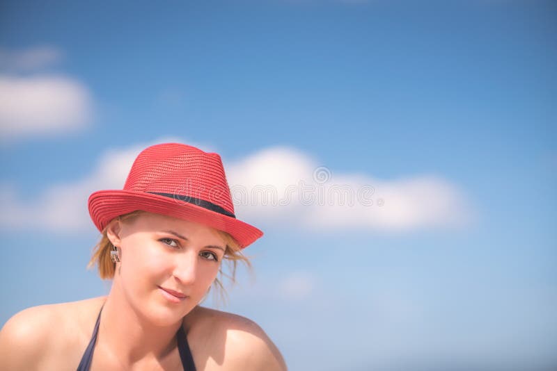 Blonde Frau mit einem Hut im Sommer stockfotos Blonde Frau mit einem Hut im Sommer stockfotos