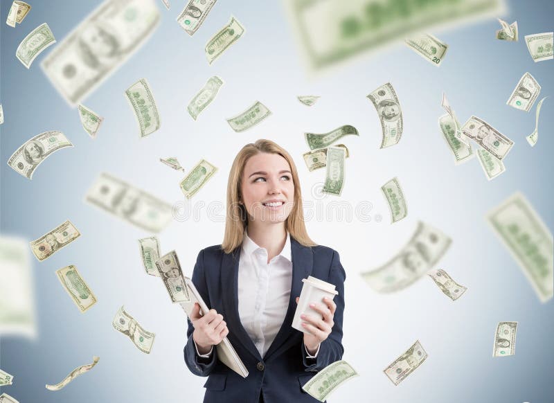 Blonde Frau mit Kaffee und Notizbuch unter Dollar regnen stockfotografie Blonde Frau mit Kaffee und Notizbuch unter Dollar regnen stockfotografie