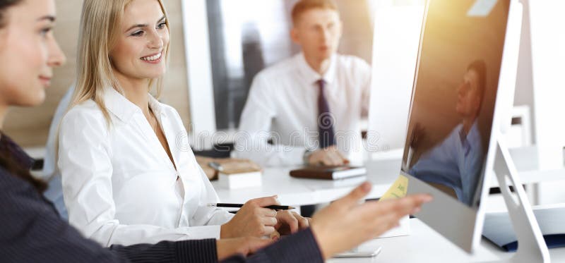Blonde Geschäftsfrau mit Computer am Arbeitsplatz im sonnigen Büro. Arbeit für Freude und Erfolg stockfotos