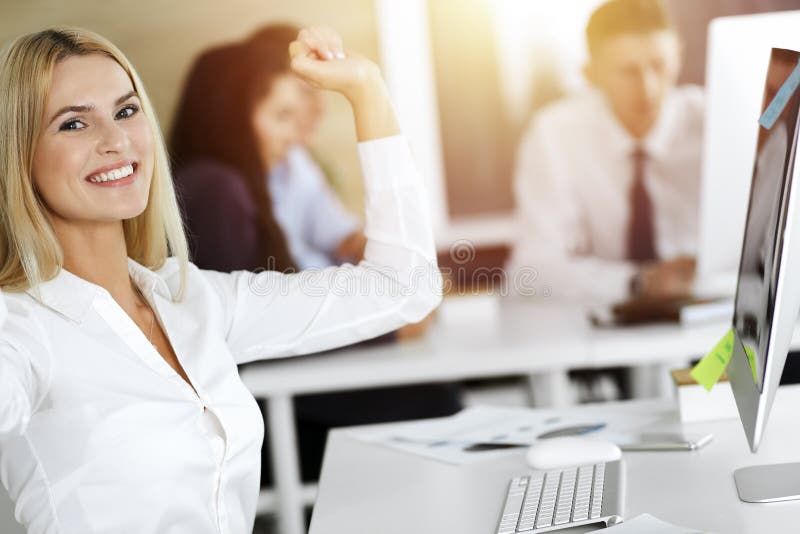 Blonde Geschäftsfrau mit Computer am Arbeitsplatz im sonnigen Büro. Arbeit für Freude und Erfolg stockfotos