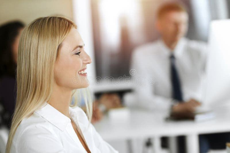 Blonde Geschäftsfrau mit Computer am Arbeitsplatz im sonnigen Büro. Arbeit für Freude und Erfolg lizenzfreies stockbild