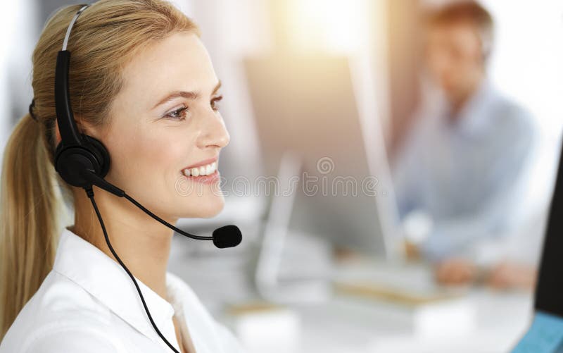 Blonde Geschäftsfrau mit Headset für Kommunikation und Beratung von Menschen im sonnigen Büro. Call Center stockfoto