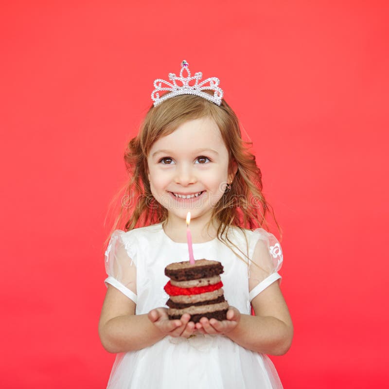 Девушка держит торт в руках. Девочка маленькая на тортик. Девочка держит тортик. Девушка держит торт. A little cake
