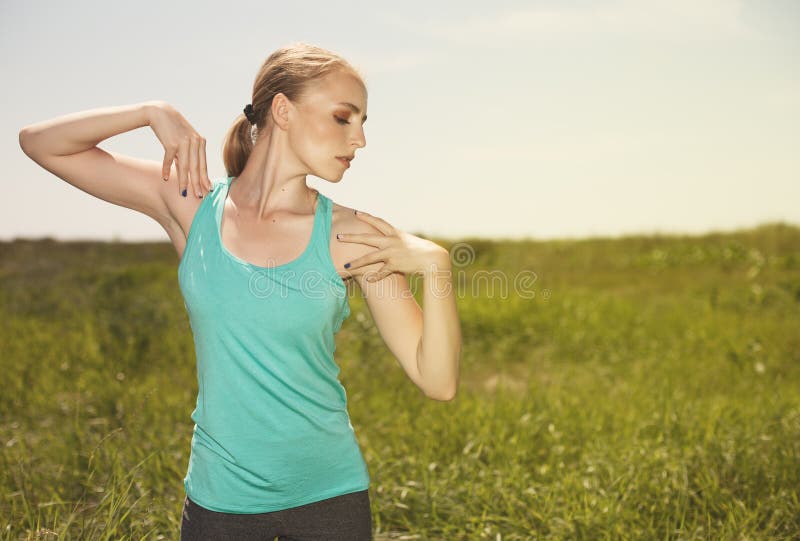 blonde jonge vrouw die in de in openlucht yogafoto uitoefenen stock fotografie blonde jonge vrouw die in de in openlucht yogafoto uitoefenen stock fotografie