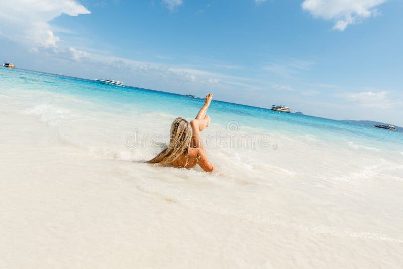 Blonde jonge vrouw in een zwart zwempak dat naast het strand ligt Gelijkaardig eiland, Gelijkaardig Nr. 8 in het nationale park v royalty-vrije stock afbeeldingen Blonde jonge vrouw in een zwart zwempak dat naast het strand ligt Gelijkaardig eiland, Gelijkaardig Nr. 8 in het nationale park v royalty-vrije stock afbeeldingen