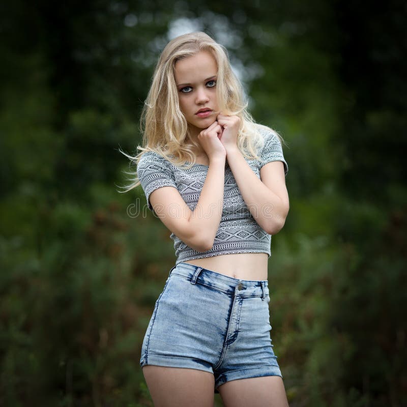 Blonde Jugendliche Bautiful allein im Wald stockbild