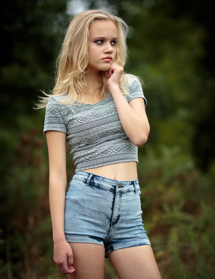 Blonde Jugendliche Bautiful allein im Wald lizenzfreies stockfoto