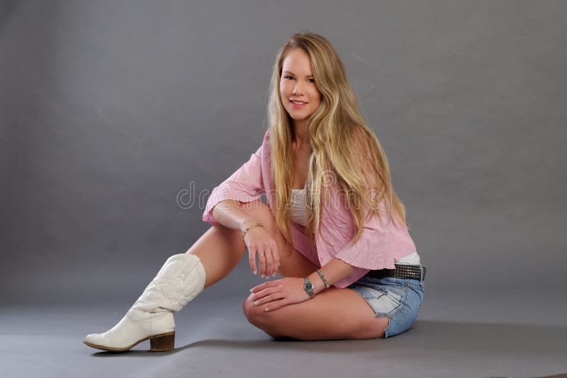 Blonde lady with shorts and white boots