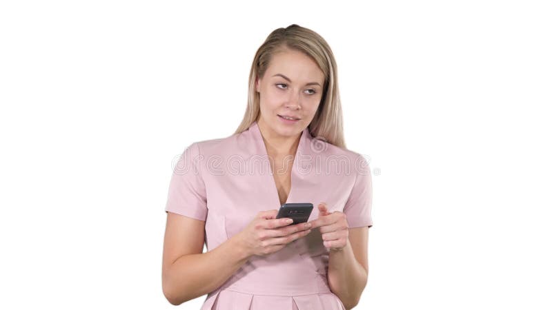 Blonde meisje houdt vast aan mobiele telefoon Jonge vrouw, mobieletelefoonverslaving, online dating app, communicatie, nieuwe tec