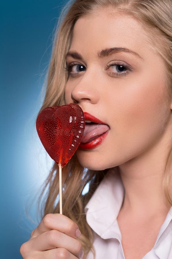 Het Eten Van Een Lolly Mooie Jonge Vrouwen Die Lolly Eten Terwijl S Stock Afbeelding