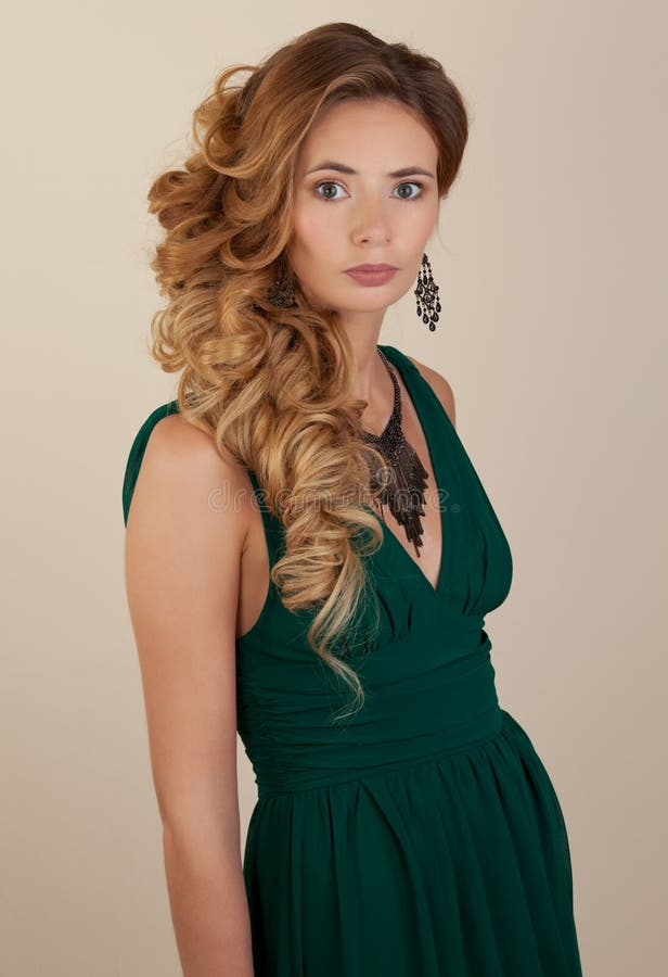Blonde mooie wonan met krullend kapsel royalty-vrije stock afbeelding Blonde mooie wonan met krullend kapsel royalty-vrije stock afbeelding