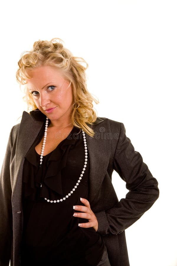Blonde rizado en blusa y perlas negras fotografía de archivo libre de regalías Blonde rizado en blusa y perlas negras fotografía de archivo libre de regalías