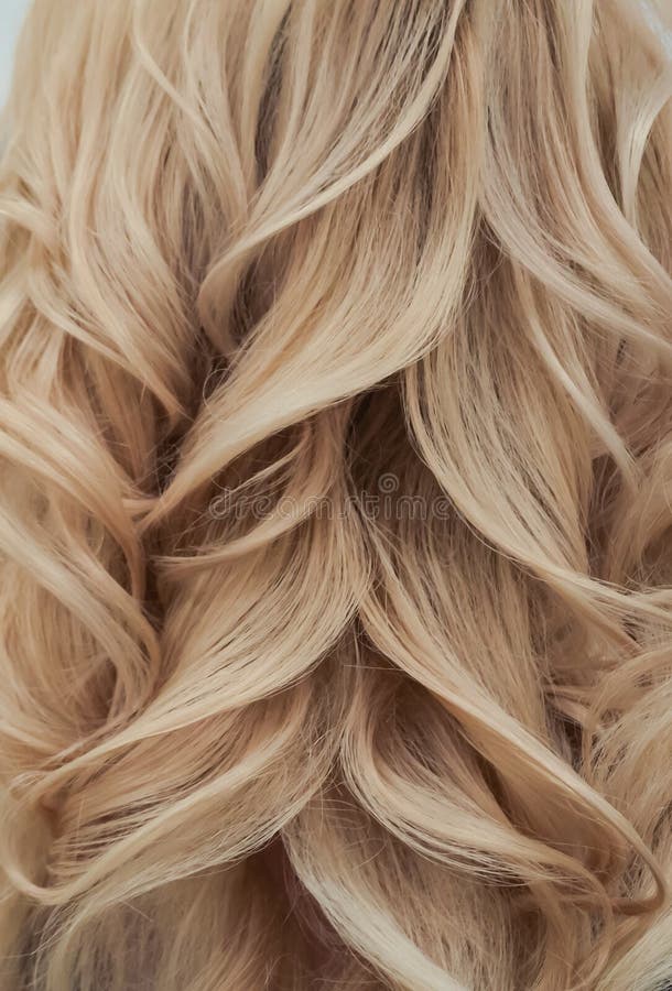 Moderne Frisur Mit Blonden Locken Abschluss Oben Stockfoto Bild Von Locken Moderne