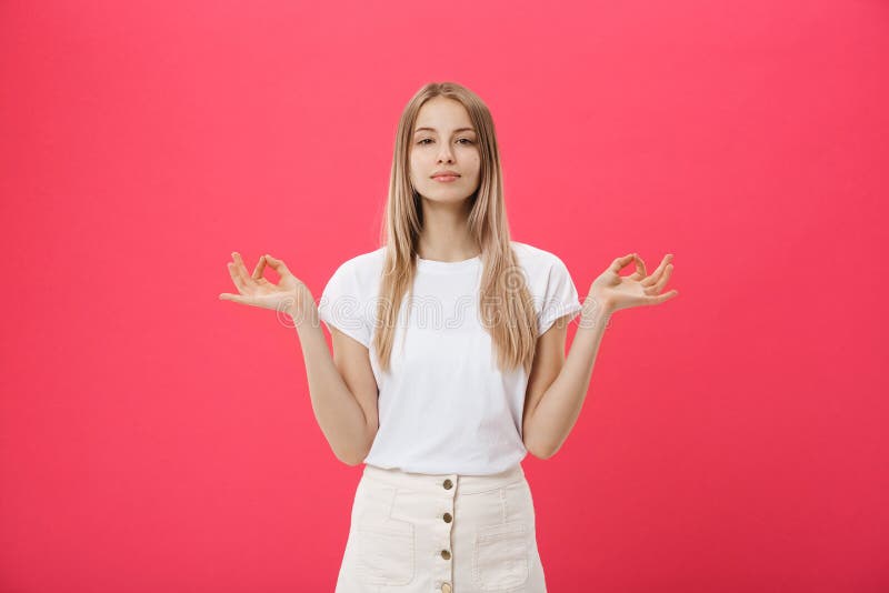 Blonde schöne junge Frau macht mudra Zeichen, sich entspannt nach hart arbeitend Tag, hält Augen geschlossen, übt Yoga gegen lizenzfreies stockfoto Blonde schöne junge Frau macht mudra Zeichen, sich entspannt nach hart arbeitend Tag, hält Augen geschlossen, übt Yoga gegen lizenzfreies stockfoto