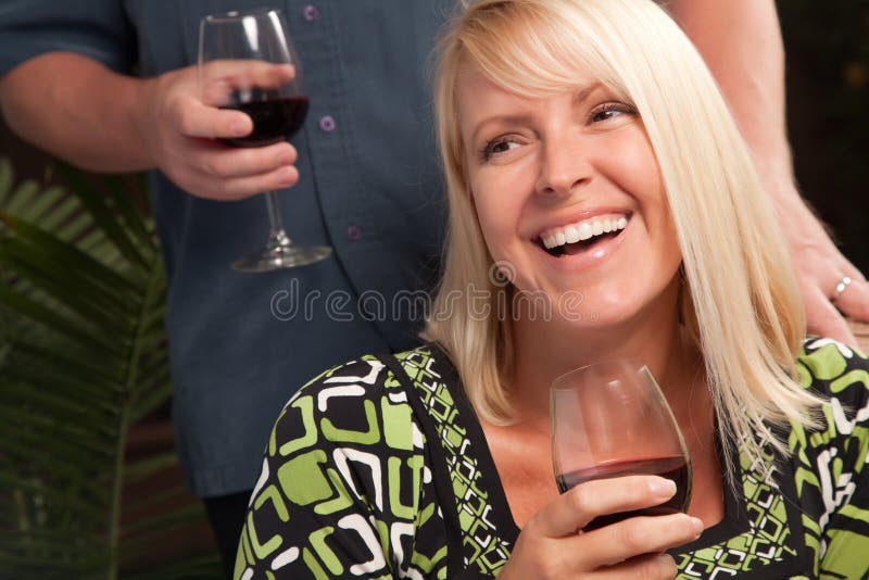 Винный блонд. Блондинка с вином картинка. Трое блондинок за вином на кухне смеются.