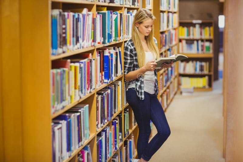 Student blonde. Студентка блондинка в библиотеке. Студенты рядом с книгами. Студенты рядом с полкой с книгами. Студентка заходит в библиотеку.