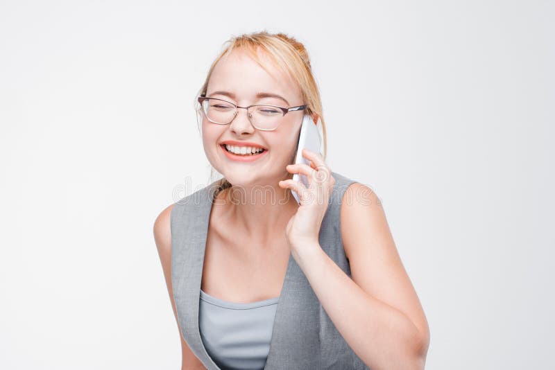 Blonde uiterst het gelukkige en blije spreken op telefoon royalty-vrije stock afbeelding Blonde uiterst het gelukkige en blije spreken op telefoon royalty-vrije stock afbeelding