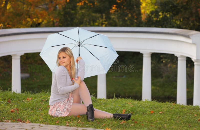 Blonde needs. Блондинка с зонтиком. Блондинка осень зонт. Фотосессия блондинка с зонтом. Блондинка картинка с зонтом.