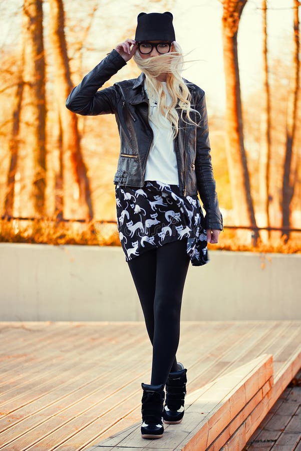 Blondemeisje die op de straat lopen stock fotografie Blondemeisje die op de straat lopen stock fotografie
