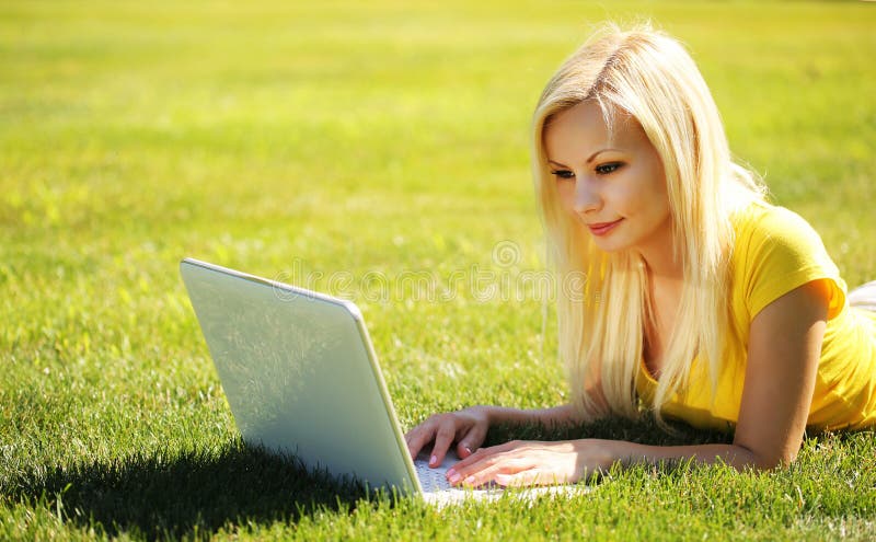 Blondemeisje met laptop Glimlachende Mooie Vrouw op Groen stock fotografie Blondemeisje met laptop Glimlachende Mooie Vrouw op Groen stock fotografie