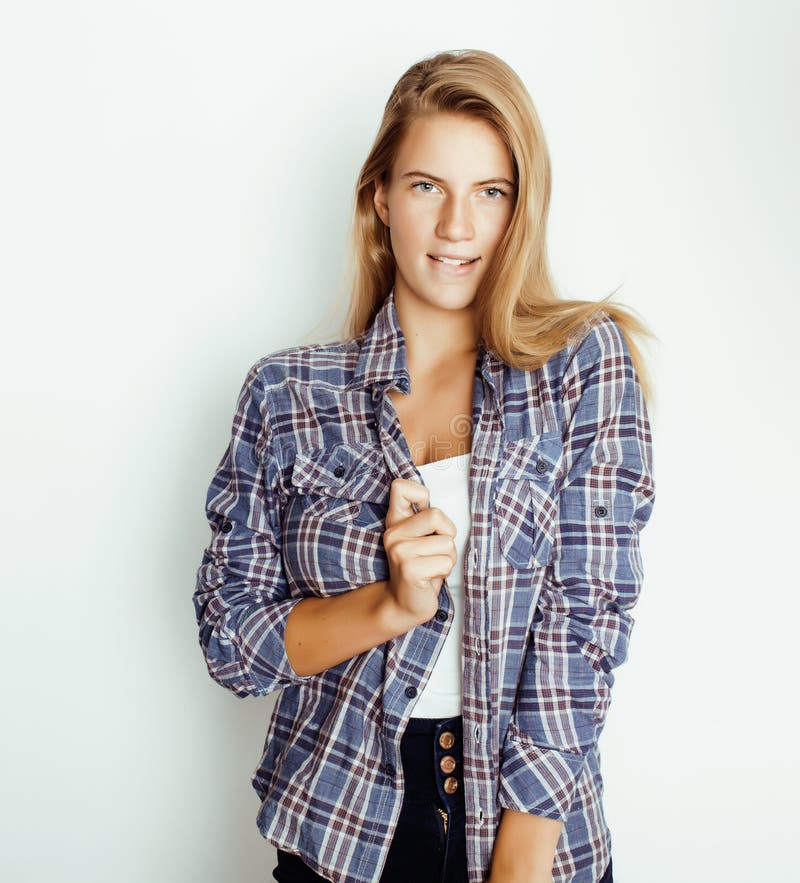 Blonder Mädchenhippie der Junge recht, der frendly gegen weiße Hintergrundwand, lächelnde Frau mit dem langen Haar aufwirft lizenzfreie stockbilder Blonder Mädchenhippie der Junge recht, der frendly gegen weiße Hintergrundwand, lächelnde Frau mit dem langen Haar aufwirft lizenzfreie stockbilder