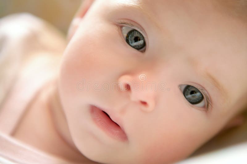Blondes kleines Schätzchen, das auf Betportrait legt lizenzfreie stockbilder Blondes kleines Schätzchen, das auf Betportrait legt lizenzfreie stockbilder