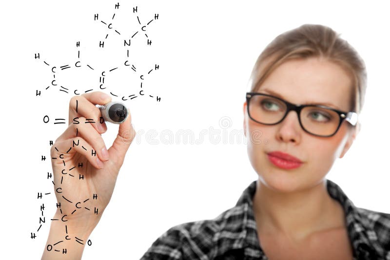 Blondes Kursteilnehmermädchen, das eine chemische Formel zeichnet stockfotografie Blondes Kursteilnehmermädchen, das eine chemische Formel zeichnet stockfotografie