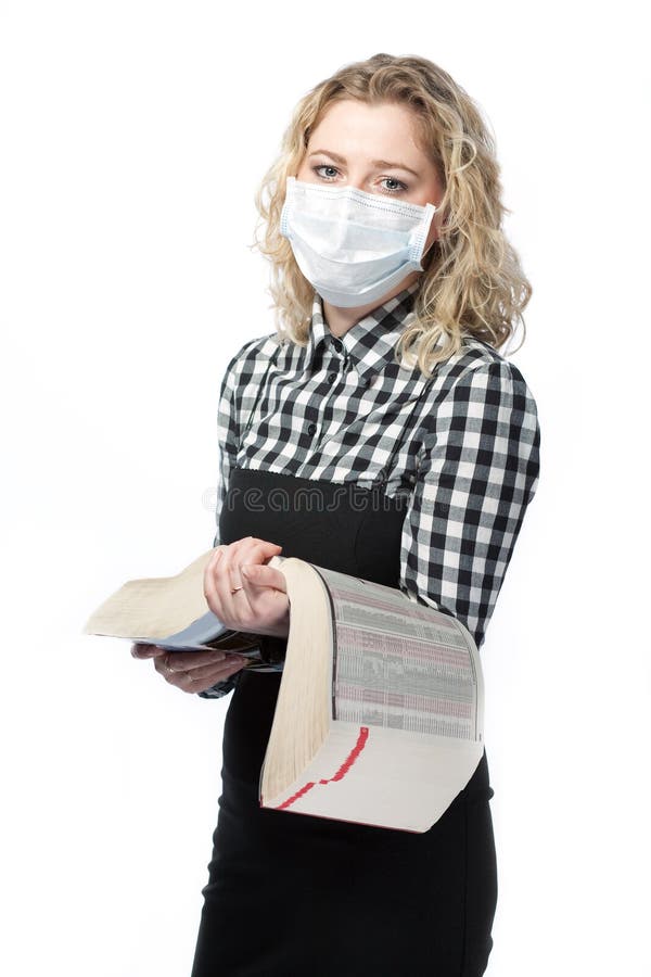 Blondes Mädchen in der gesundheitlichen medizinischen Schablone gegen Virus lizenzfreies stockfoto Blondes Mädchen in der gesundheitlichen medizinischen Schablone gegen Virus lizenzfreies stockfoto