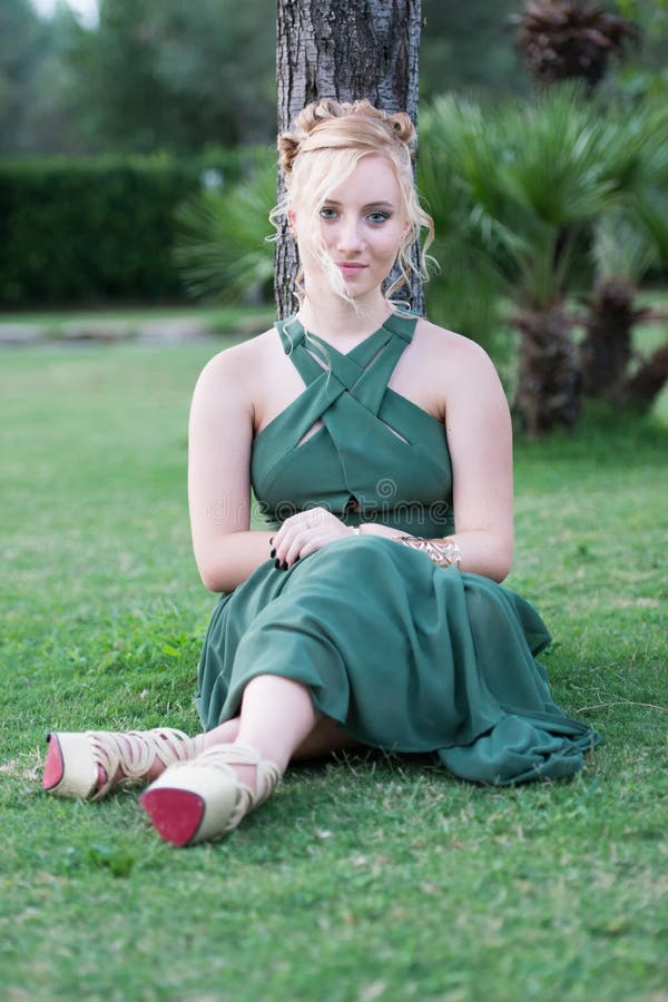 Blondes Mädchen mit blauen Katzenaugen stockbild Blondes Mädchen mit blauen Katzenaugen stockbild