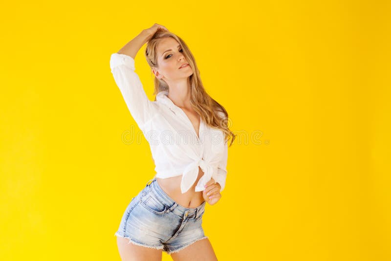 Blondes Mädchen mit den blauen Augen, die Porträtkurze hosen aufwerfen stockfotos Blondes Mädchen mit den blauen Augen, die Porträtkurze hosen aufwerfen stockfotos