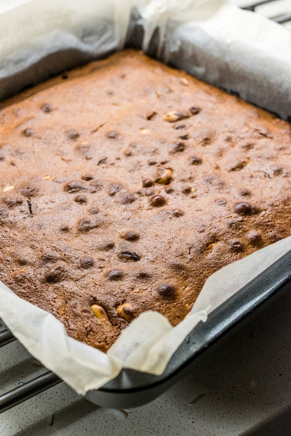Blondie Brownie mit Erdnussbutter, Weißschokolade und gerösteten Erdnüssen Hausgebackener Kuchendessert/Blonde Brownie-Stücke lizenzfreie stockbilder Blondie Brownie mit Erdnussbutter, Weißschokolade und gerösteten Erdnüssen Hausgebackener Kuchendessert/Blonde Brownie-Stücke lizenzfreie stockbilder